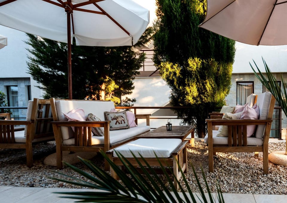 Garden, Lounge or bar, Alcoholic drinks, Non alcoholic drinks