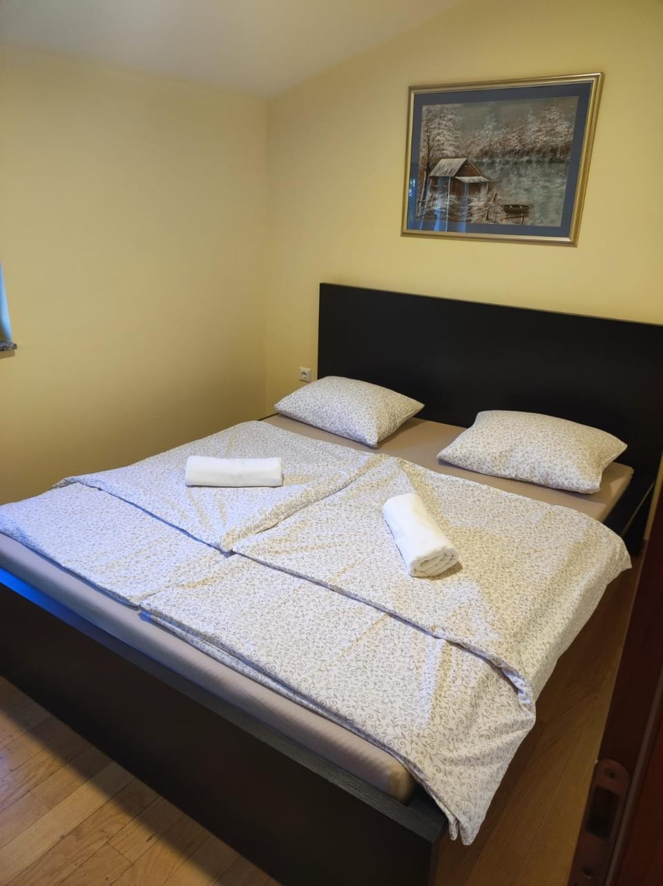 Bed, Photo of the whole room, Bedroom, towels