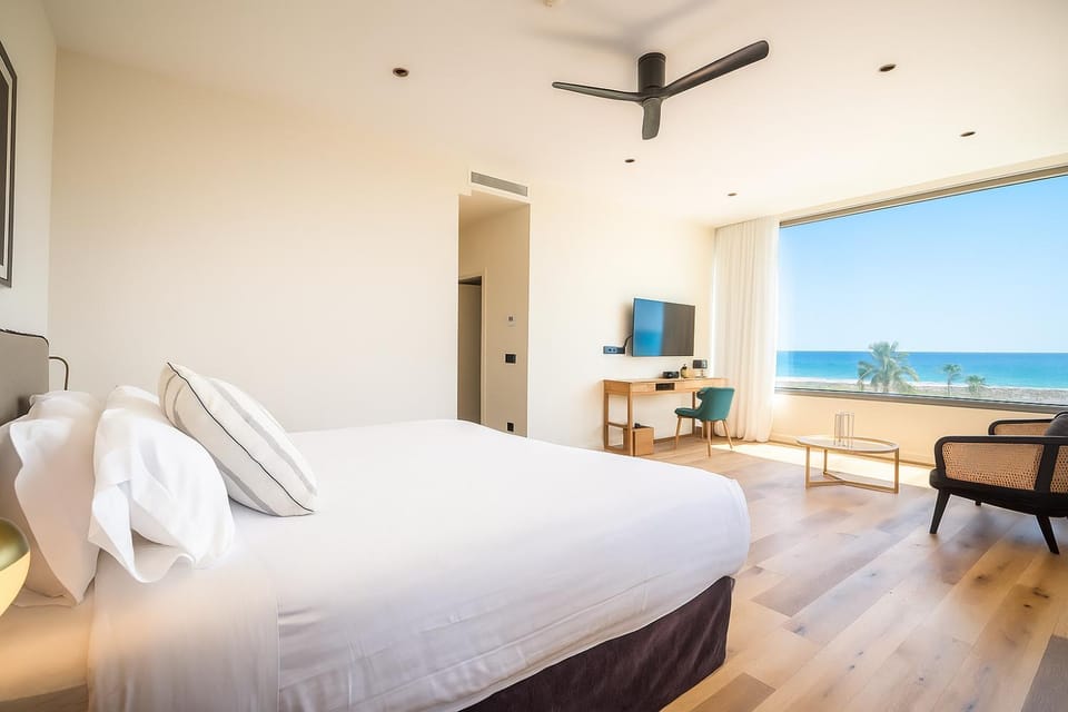 Bed, TV and multimedia, Photo of the whole room, Bedroom, Sea view