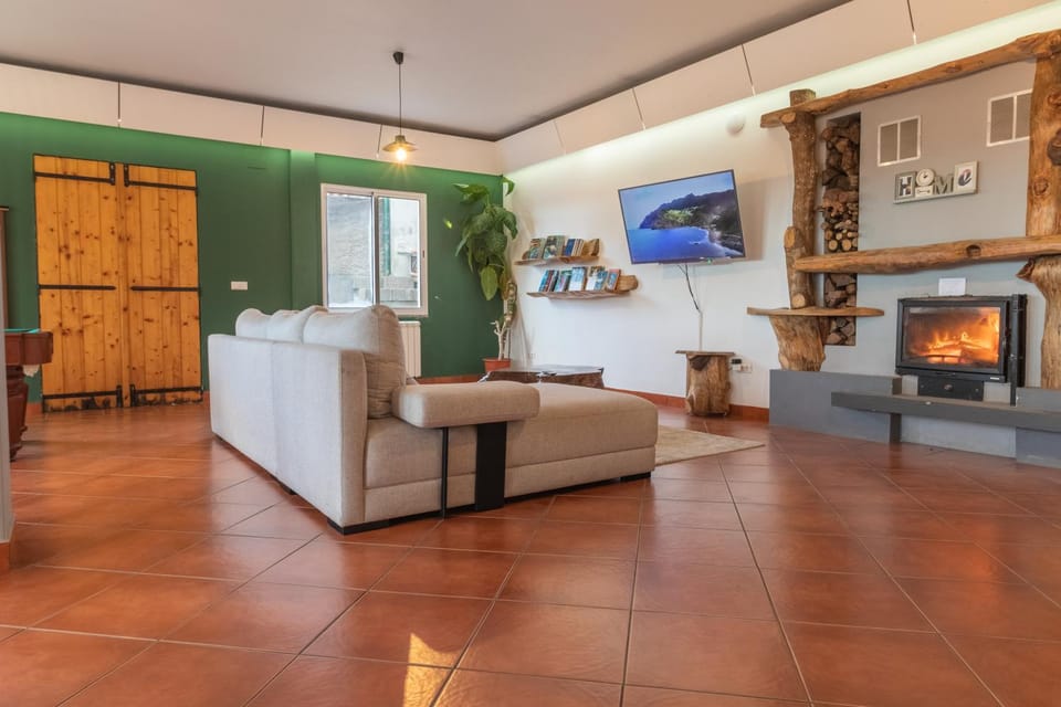 Communal lounge/ TV room, Library, TV and multimedia, Living room