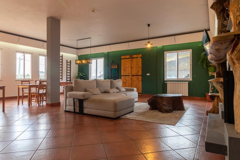 Communal lounge/ TV room, Billiard, Library, Living room, Decorative detail