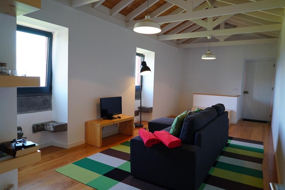 Toilet, Day, Summer, Library, TV and multimedia, Living room, Seating area, On site, Mountain view, Sea view