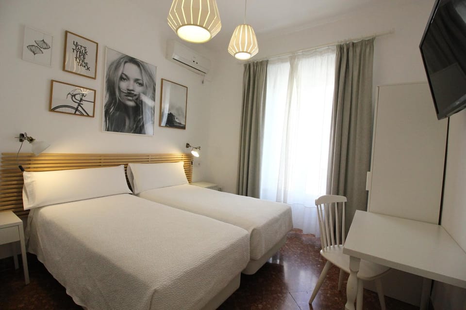 Bed, Photo of the whole room, wardrobe