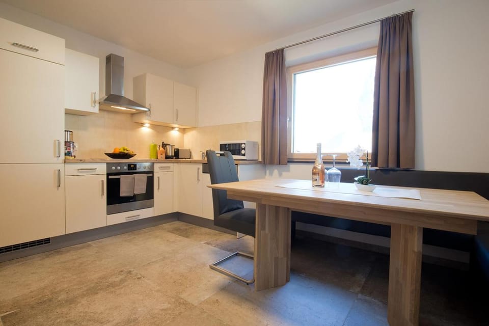 Kitchen or kitchenette, Decorative detail, Dining area