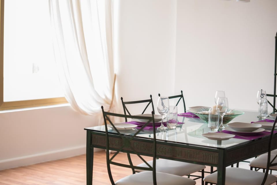 Day, Dining area