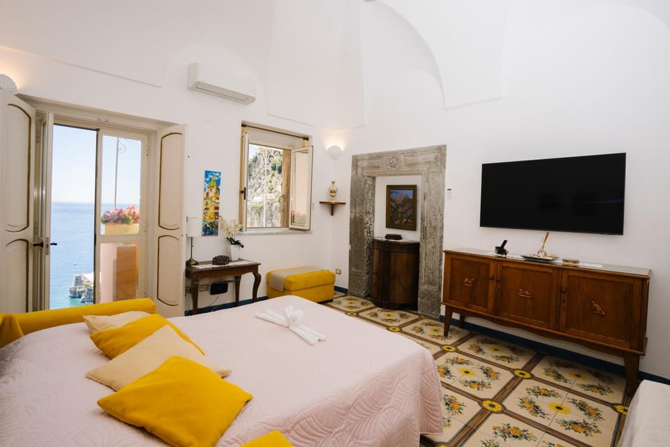 Bed, TV and multimedia, Living room, Photo of the whole room, Bedroom