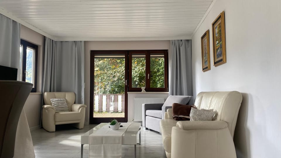 TV and multimedia, View (from property/room), Balcony/Terrace, Balcony/Terrace, Living room, Seating area, Street view, Quiet street view, internet