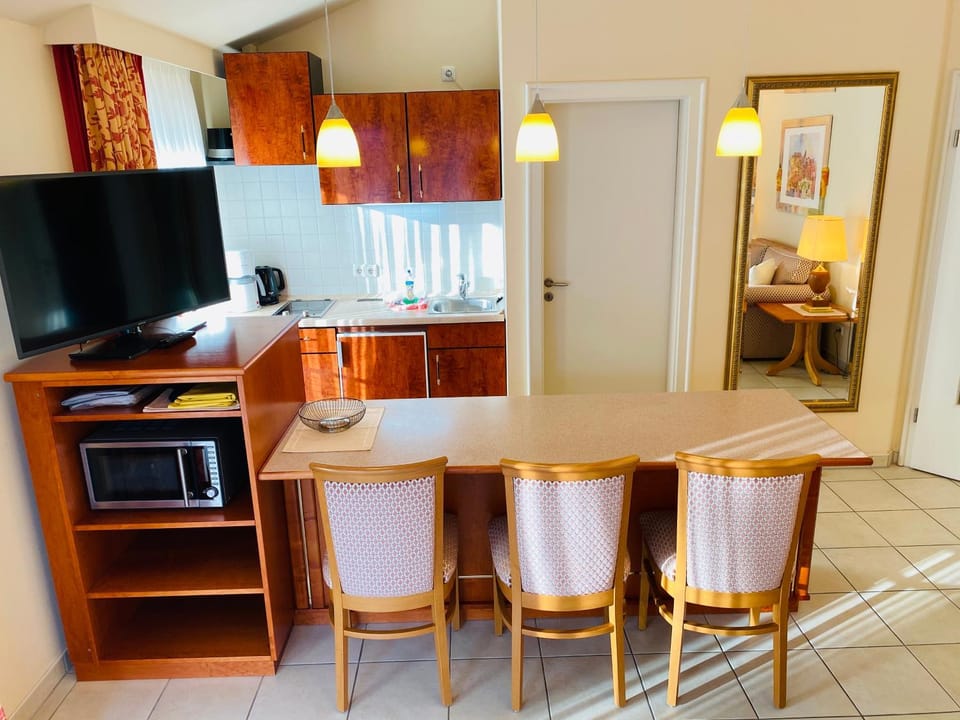 TV and multimedia, Kitchen or kitchenette, Dining area, minibar, stove