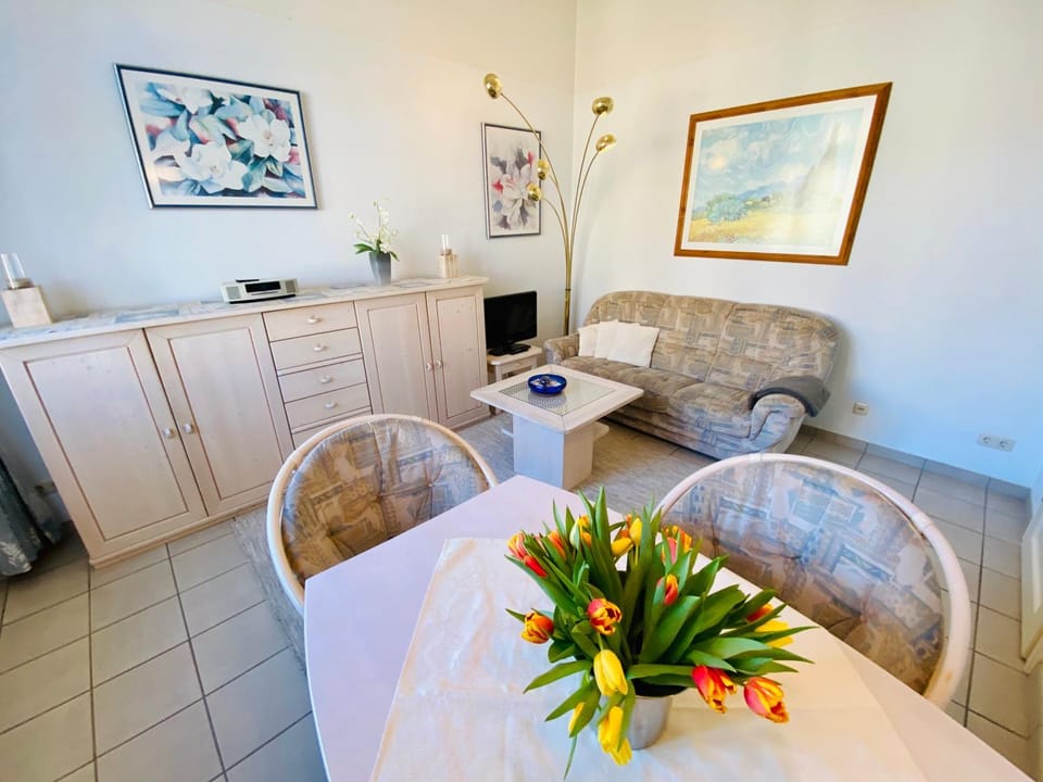 TV and multimedia, Living room, Photo of the whole room, Seating area, Dining area