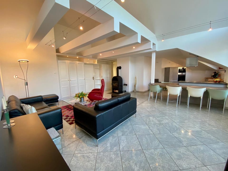 TV and multimedia, Kitchen or kitchenette, Living room, Seating area, Dining area