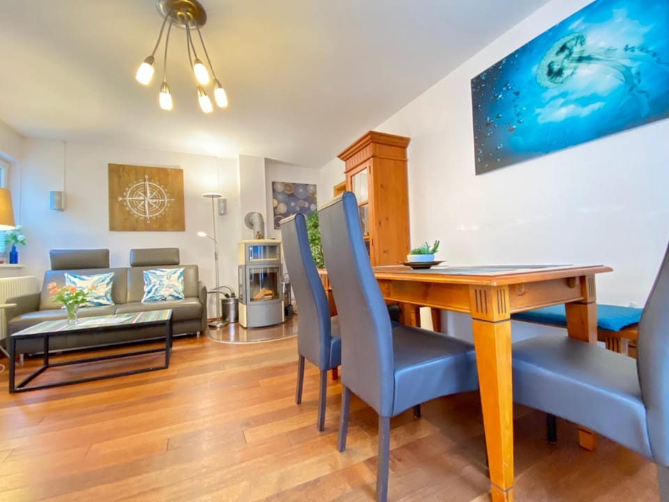 Living room, Seating area, Dining area, fireplace