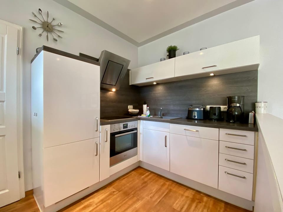 Coffee/tea facilities, Kitchen or kitchenette, dishwasher, oven, stove, toaster, kitchen