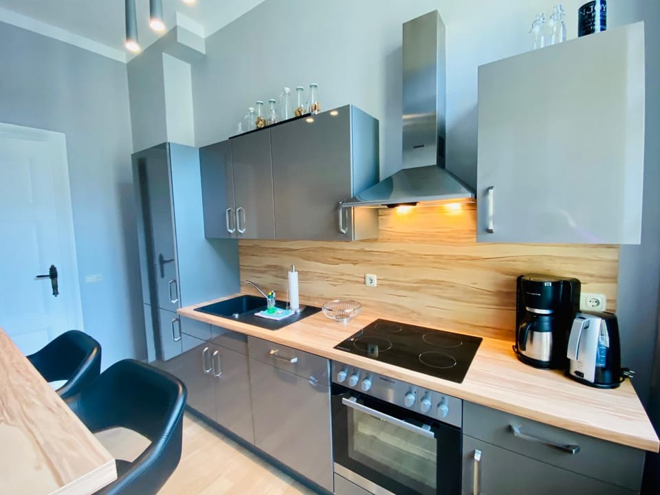 Coffee/tea facilities, Kitchen or kitchenette, Dining area, dishwasher, oven, stove, toaster