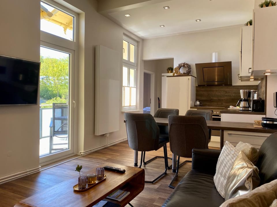 TV and multimedia, Coffee/tea facilities, Kitchen or kitchenette, Living room, Seating area, Dining area, stove