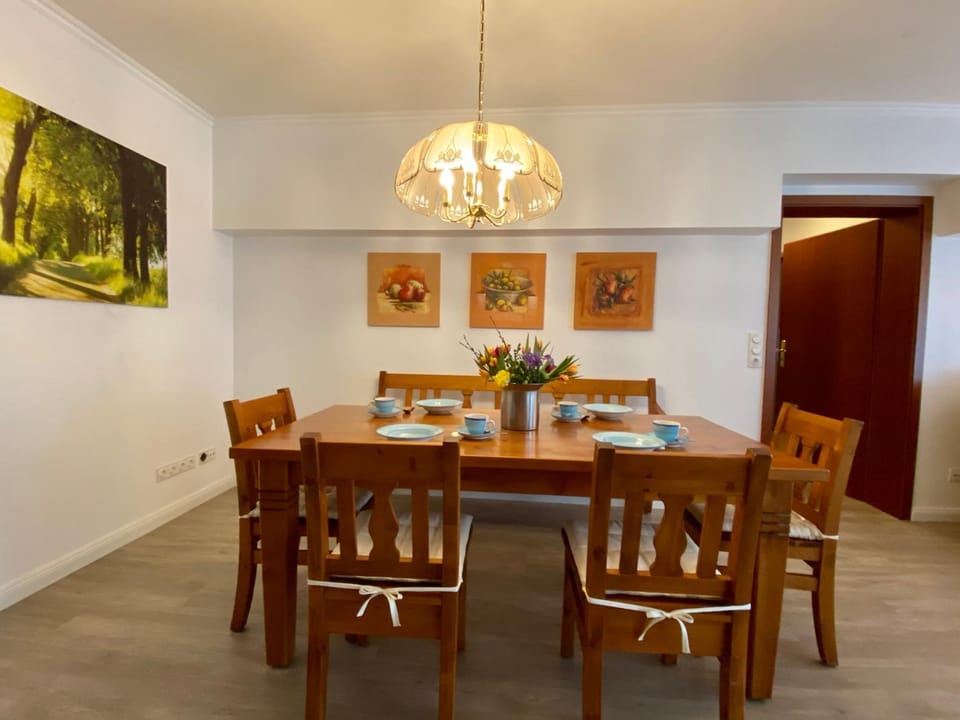 Decorative detail, Seating area, Dining area
