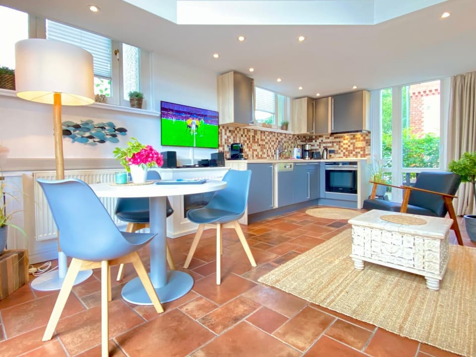 TV and multimedia, Kitchen or kitchenette, Living room, Seating area, Dining area, dishwasher, fireplace, oven, stove, kitchen