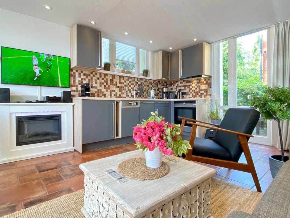 TV and multimedia, Kitchen or kitchenette, Seating area, dishwasher, stove, kitchen