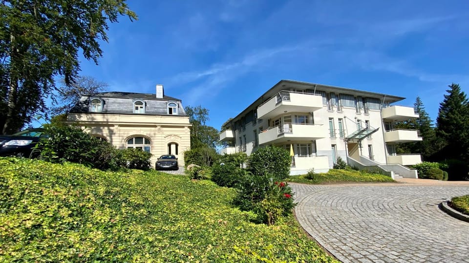 Property building, Neighbourhood, Garden