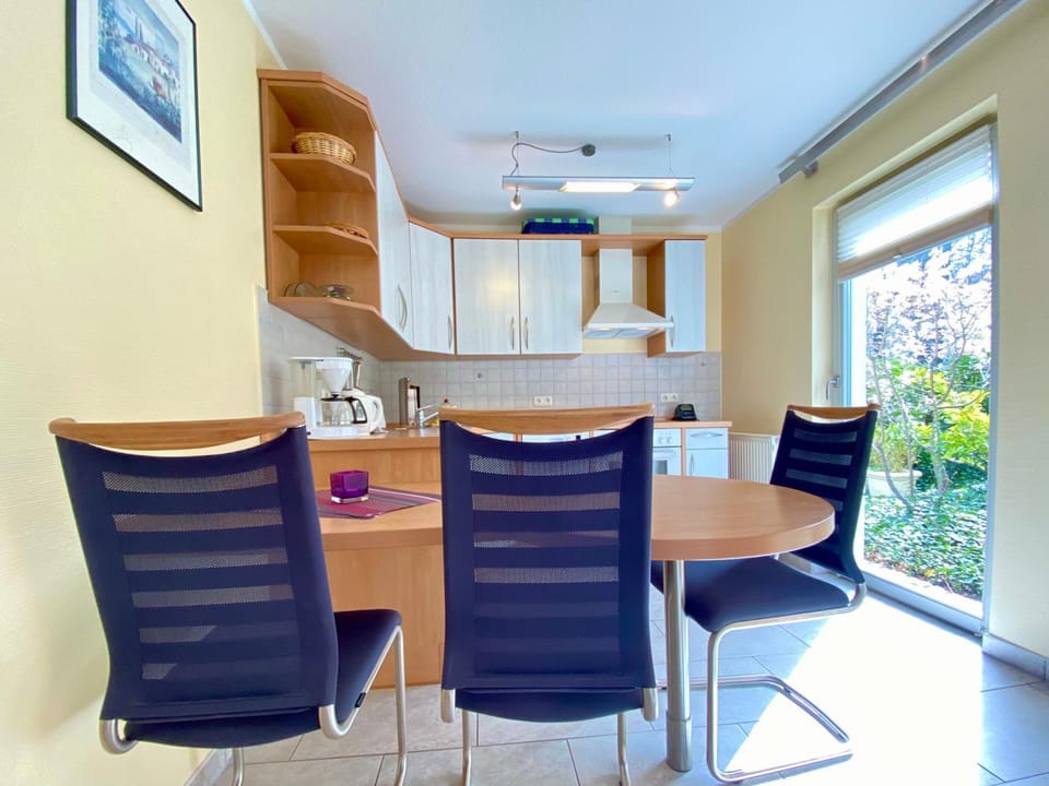Coffee/tea facilities, View (from property/room), Kitchen or kitchenette, Living room, Seating area, Dining area, pet friendly, stove, toaster