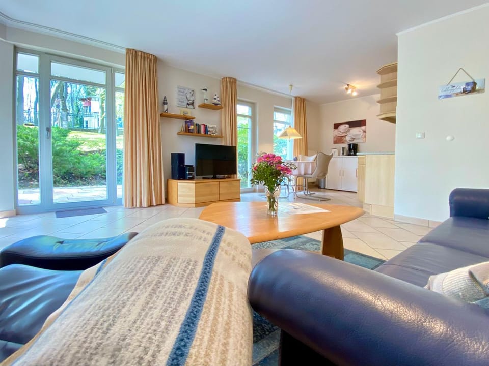 TV and multimedia, Kitchen or kitchenette, Living room, Seating area, Dining area