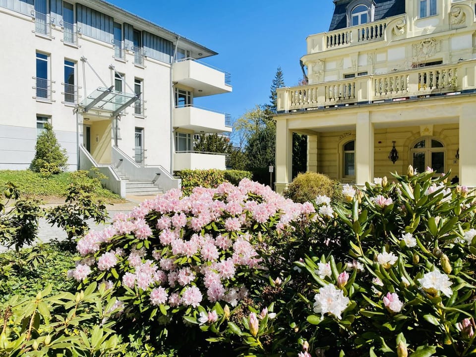 Property building, Facade/entrance, Neighbourhood, Garden, Balcony/Terrace