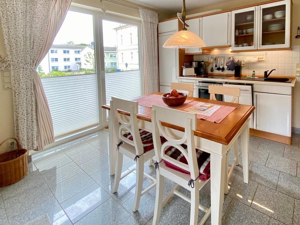 Coffee/tea facilities, Dining area, dishwasher, toaster, kitchen