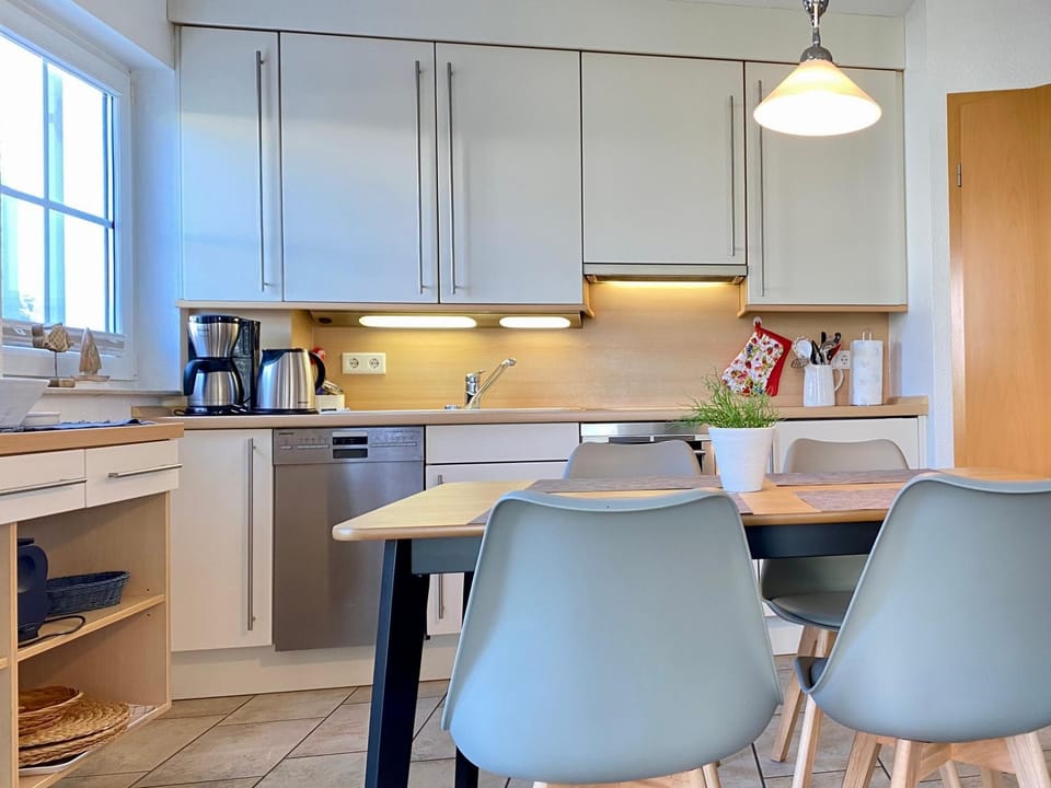 Coffee/tea facilities, Kitchen or kitchenette, Dining area, dishwasher, stove, toaster, kitchen