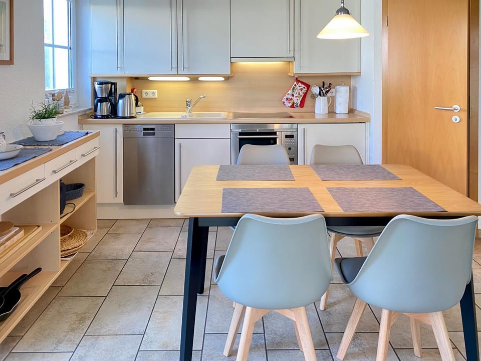 Coffee/tea facilities, Kitchen or kitchenette, Dining area, dishwasher, oven, stove, toaster, kitchen
