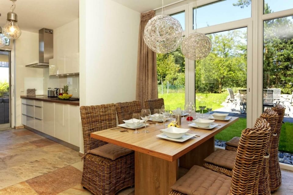 Coffee/tea facilities, Kitchen or kitchenette, Seating area, Dining area