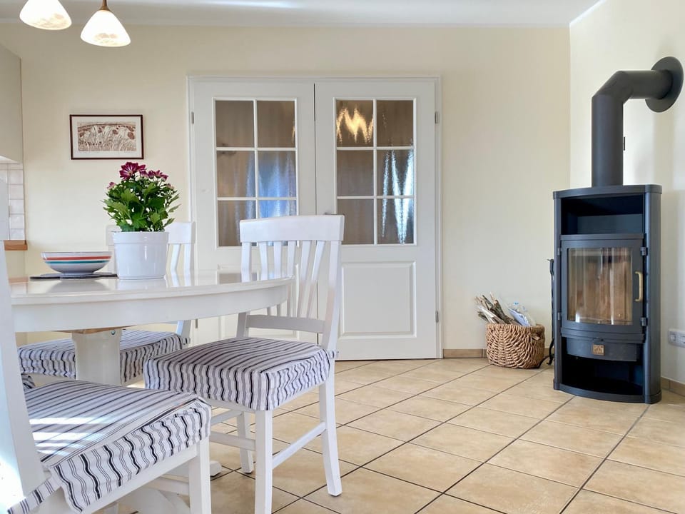 Living room, Seating area, Dining area, flat iron, internet