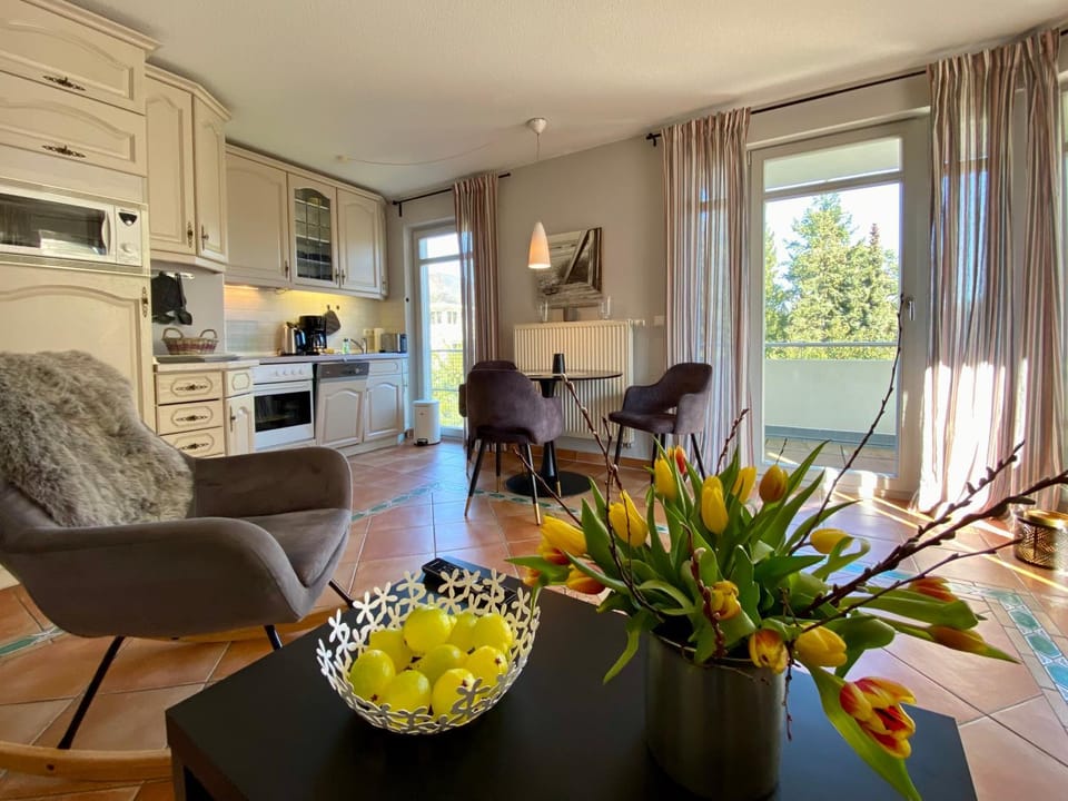 Coffee/tea facilities, Living room, microwave, stove, toaster, kitchen