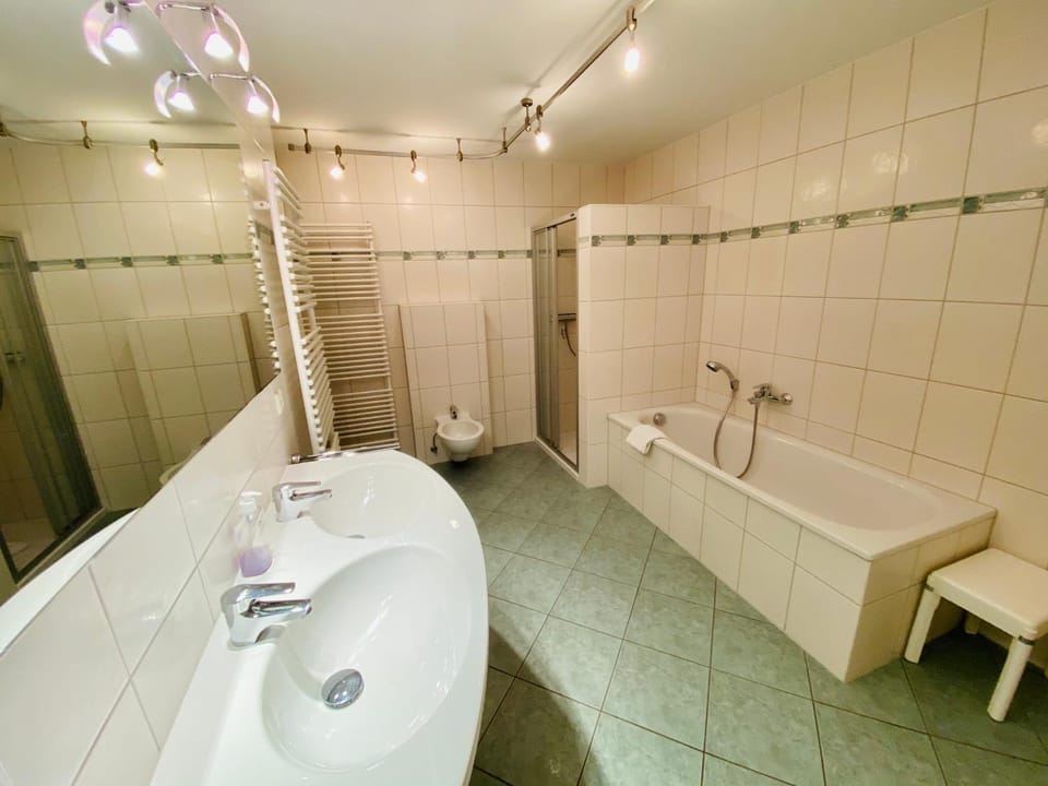 Shower, Toilet, Bathroom, Bath
