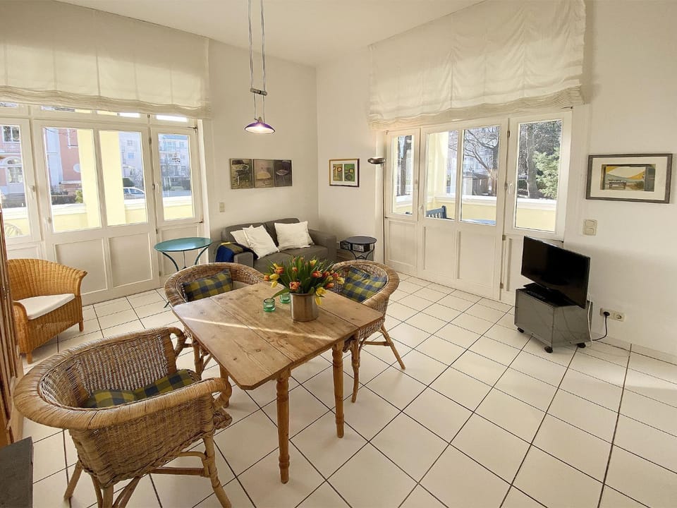 TV and multimedia, Living room, Seating area, Dining area
