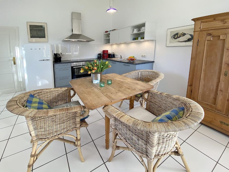Kitchen or kitchenette, Living room, Seating area, Dining area, stove