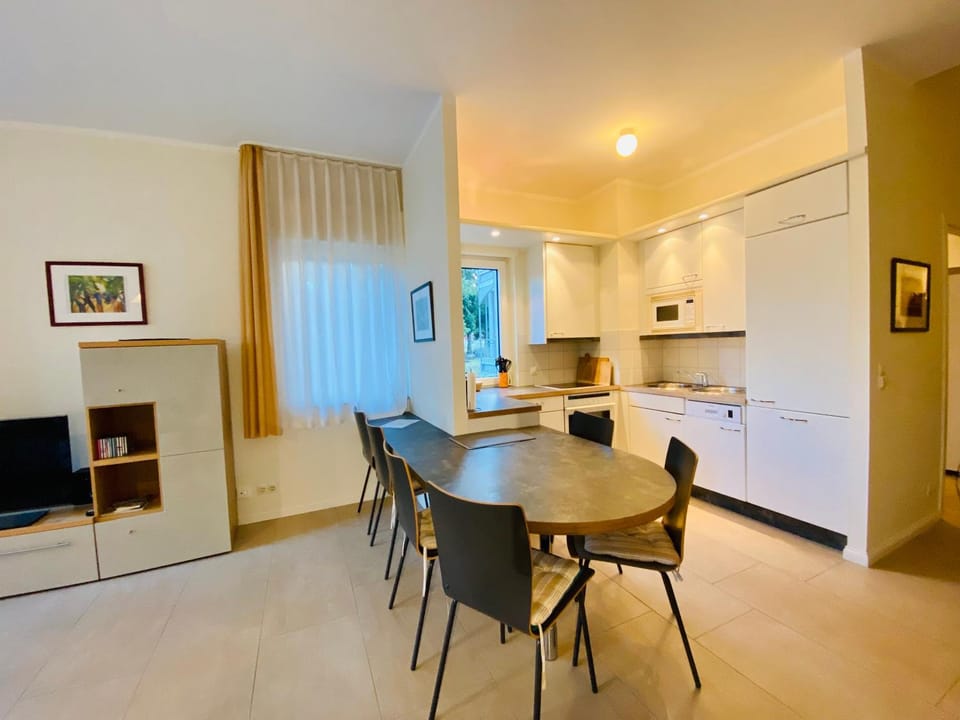 Kitchen or kitchenette, Living room, Seating area, Dining area, kitchen