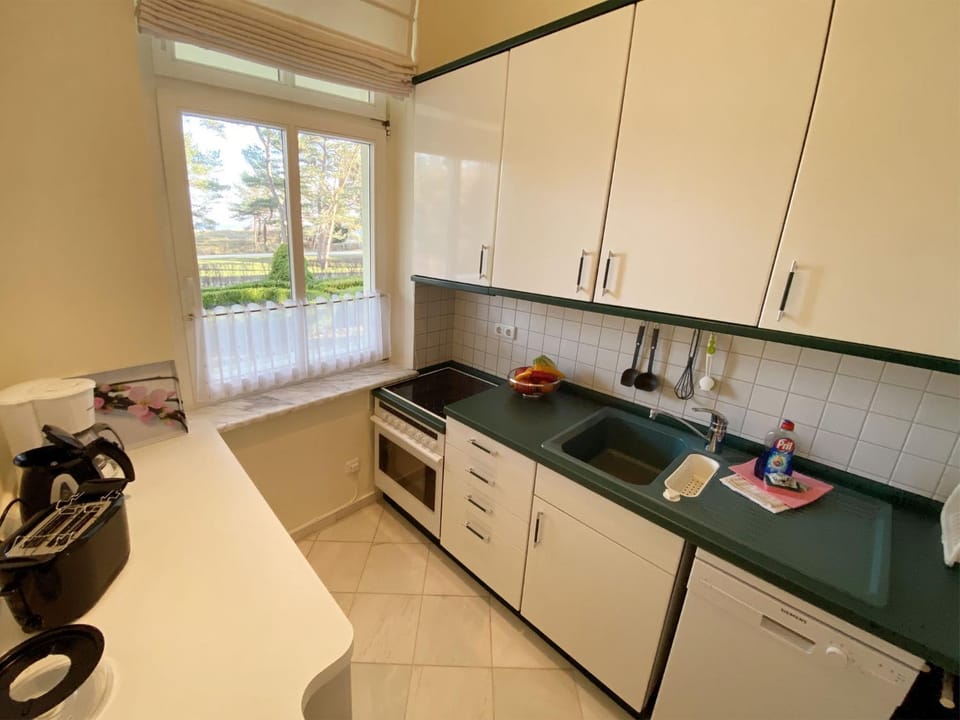 Kitchen or kitchenette, dishwasher, oven, pet friendly, stove, toaster