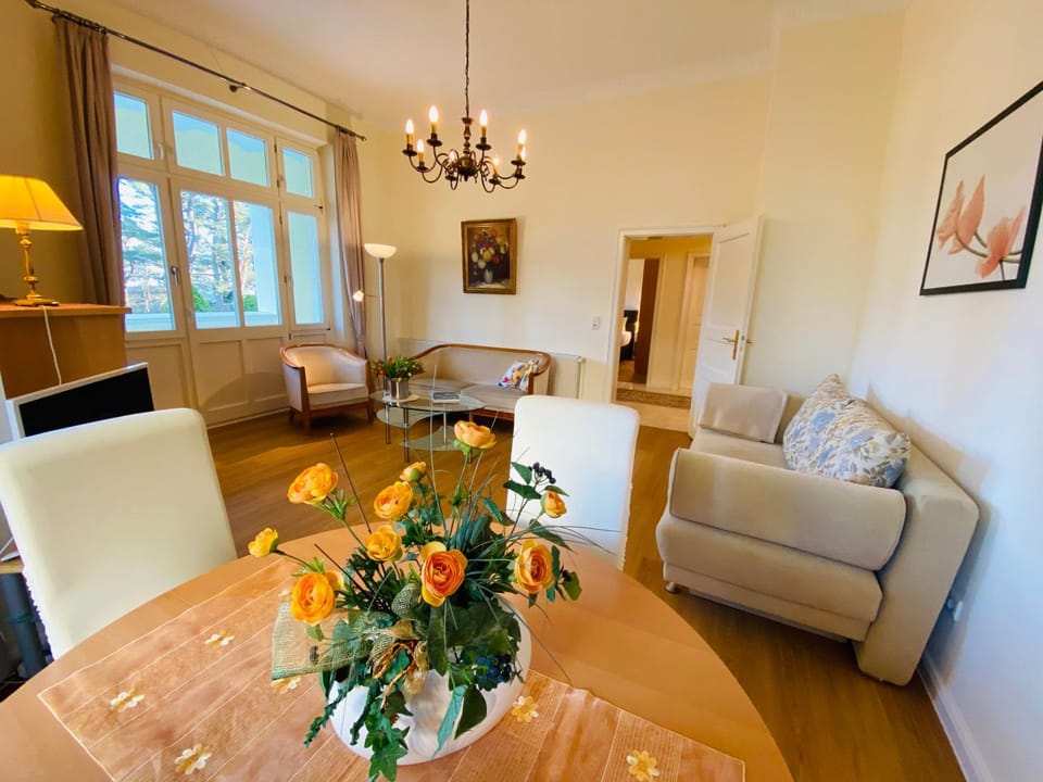 Living room, Photo of the whole room, Seating area, Dining area