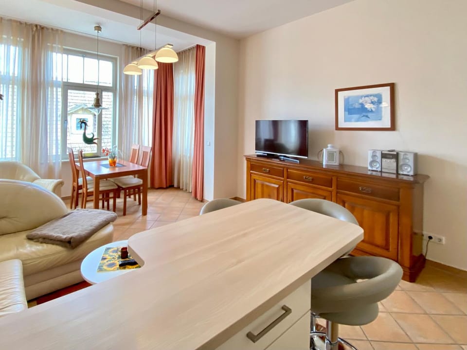 TV and multimedia, Kitchen or kitchenette, Living room, Seating area, Dining area