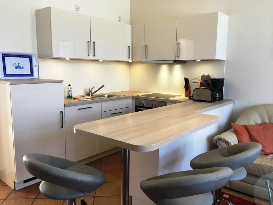 Kitchen or kitchenette, Dining area, oven, stove, toaster