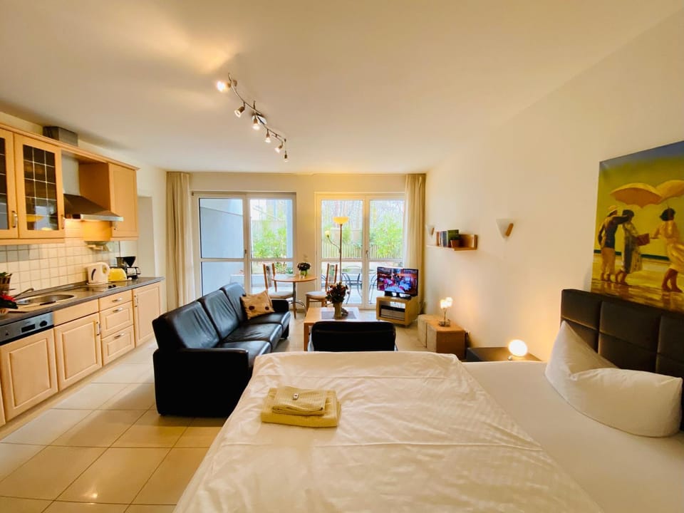 Bed, Kitchen or kitchenette, Living room, Photo of the whole room, Seating area, Dining area, Bedroom, pet friendly, stove