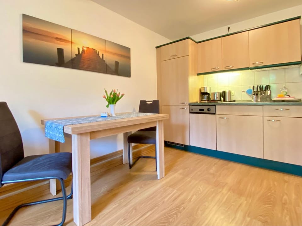 Kitchen or kitchenette, Living room, Seating area, Dining area, pet friendly, stove, kitchen