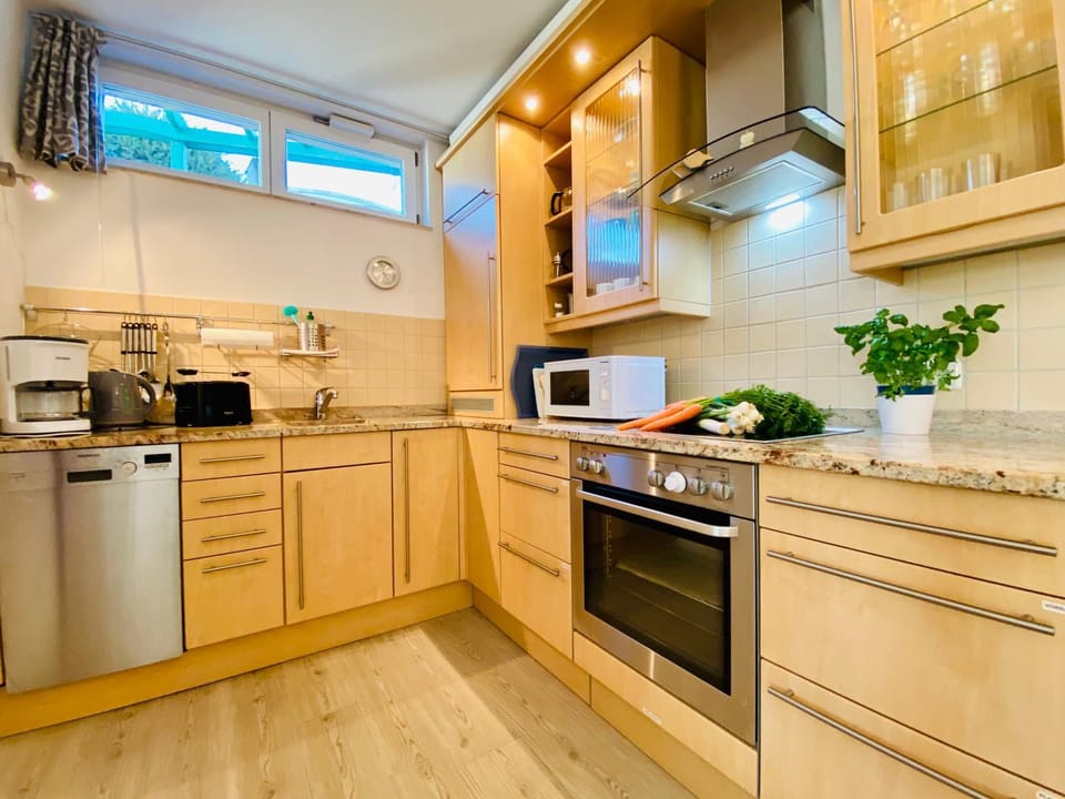 Coffee/tea facilities, Kitchen or kitchenette, dishwasher, oven, stove, toaster