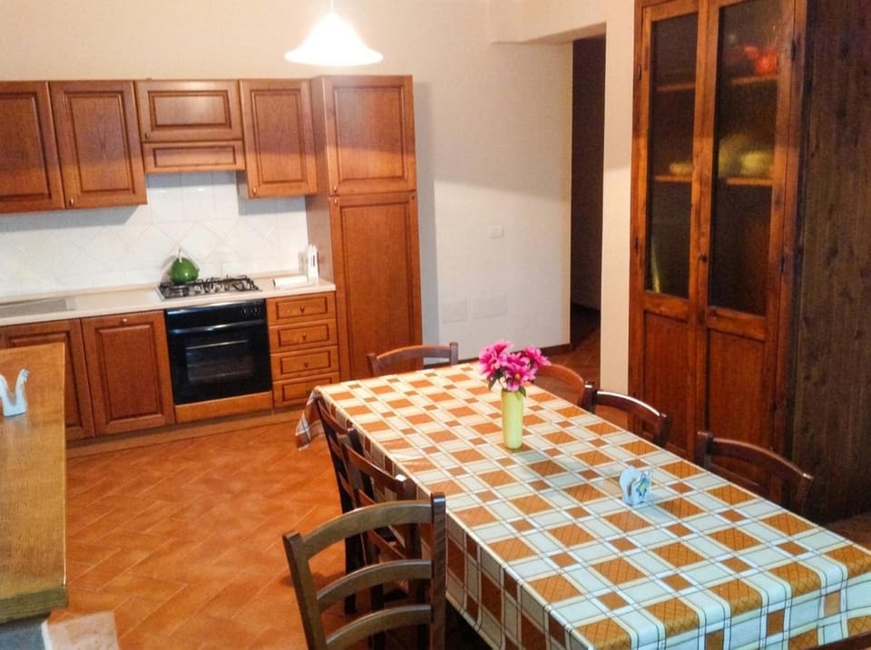 Kitchen or kitchenette, Dining area, stove