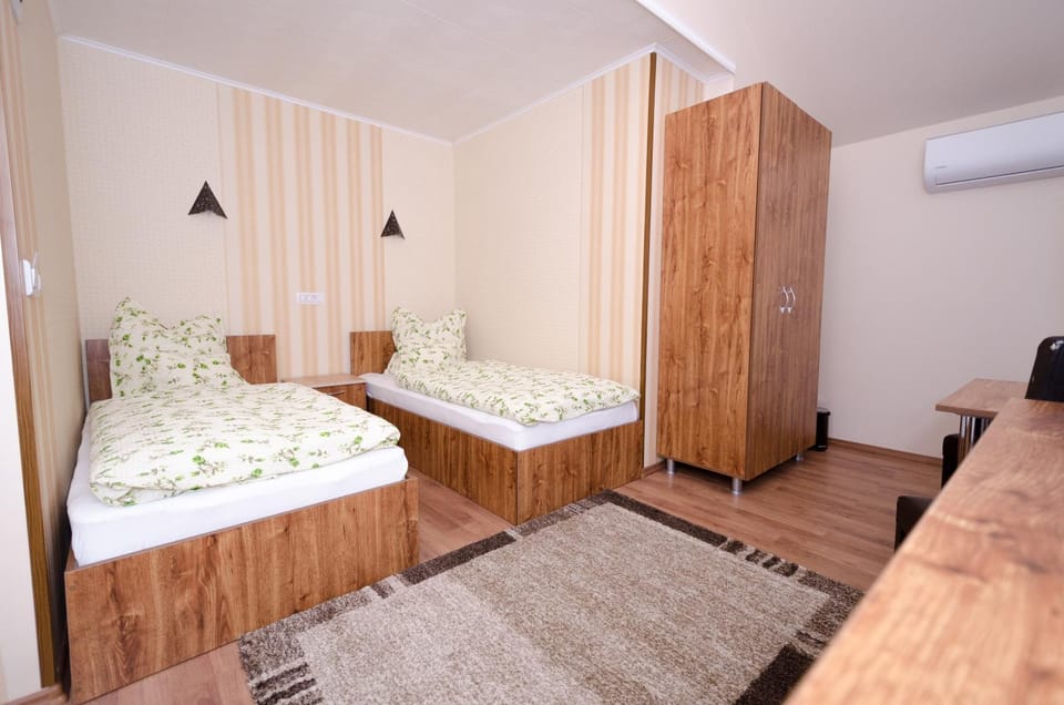 Bed, TV and multimedia, Photo of the whole room, Bedroom, air conditioner