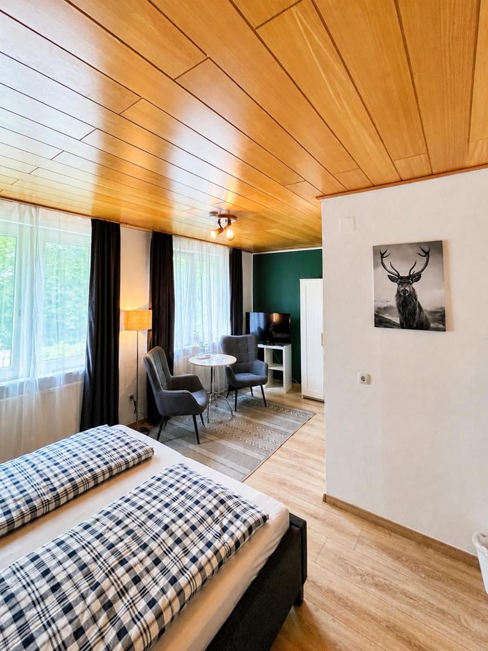 Bed, TV and multimedia, Photo of the whole room, Seating area, Bedroom