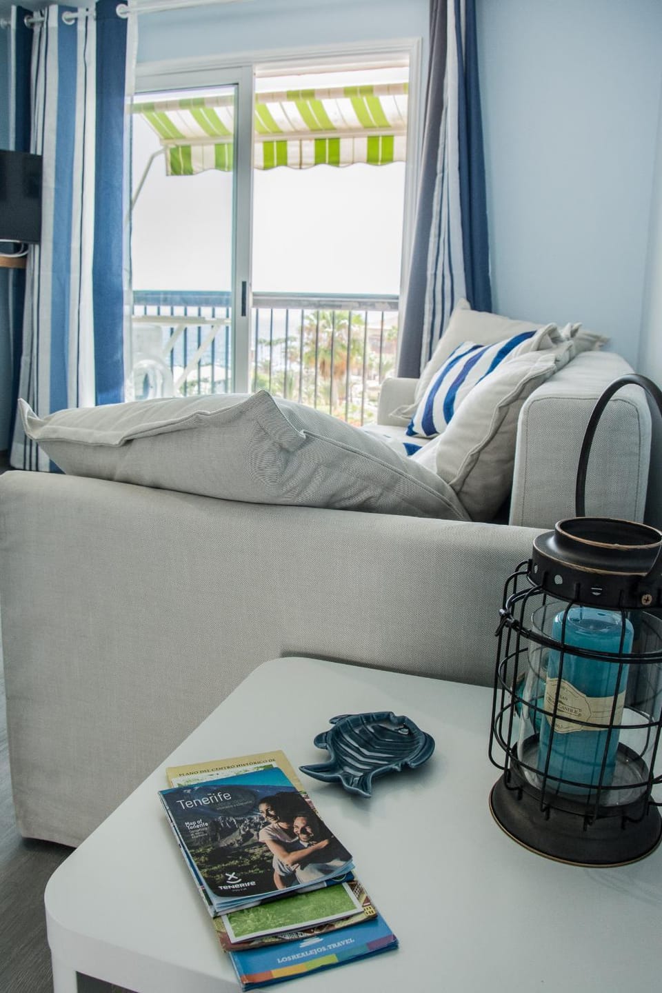 Bed, Day, Balcony/Terrace, Living room