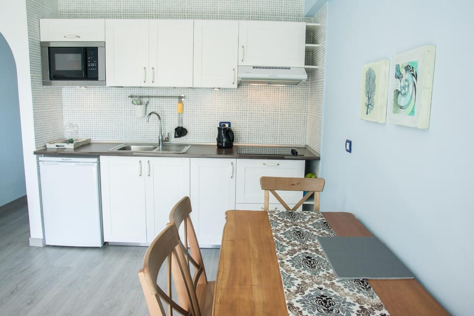 Kitchen or kitchenette, Dining area, pet friendly, stove