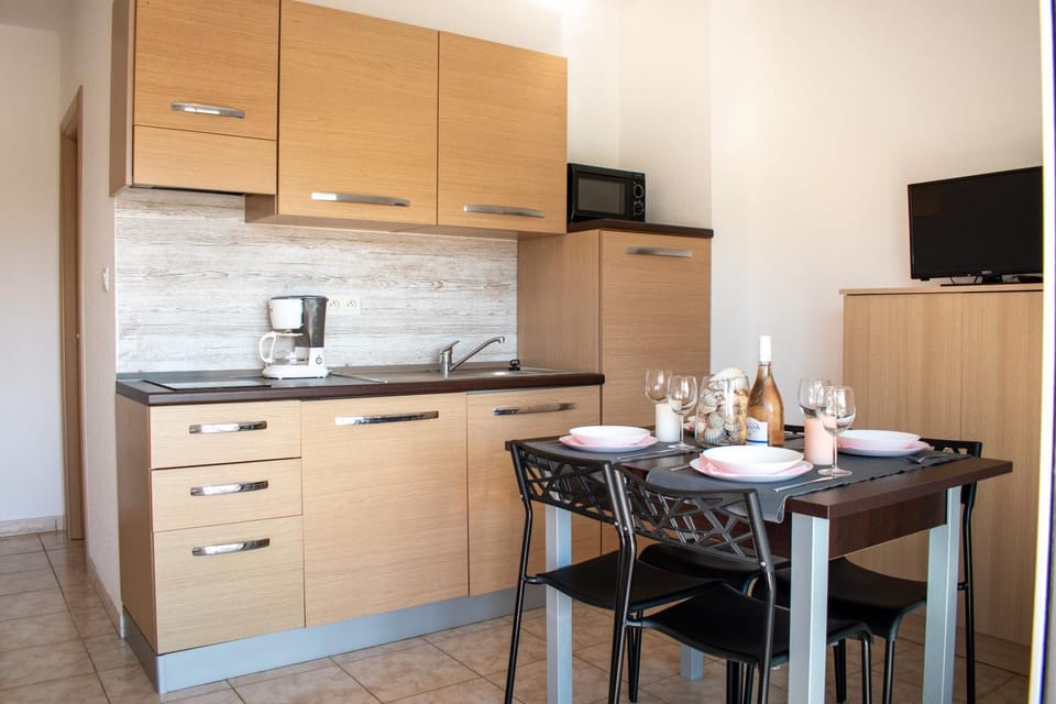 TV and multimedia, Kitchen or kitchenette, Dining area