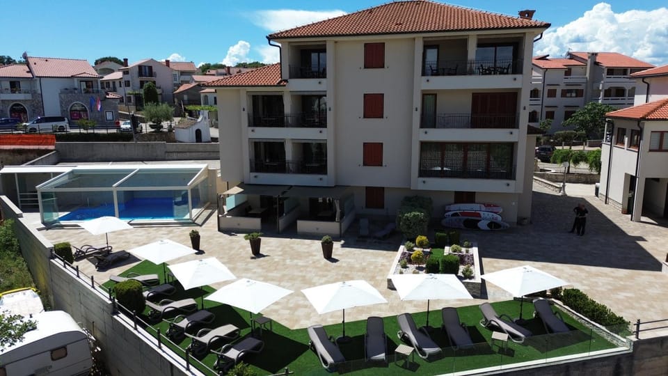 Property building, Swimming pool, Location