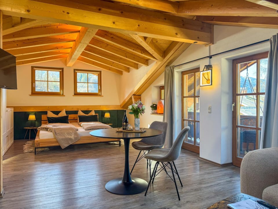 Bed, Photo of the whole room, Seating area